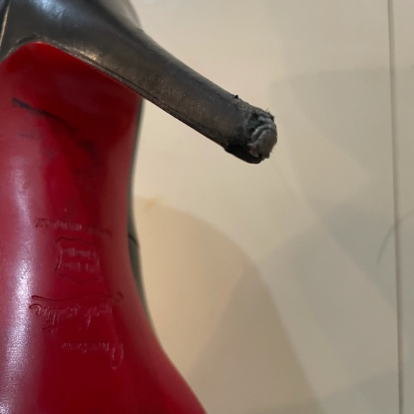 ❤️pre-loved original Christian Loubotin black leather peep toe heels - Picture 3 of 3